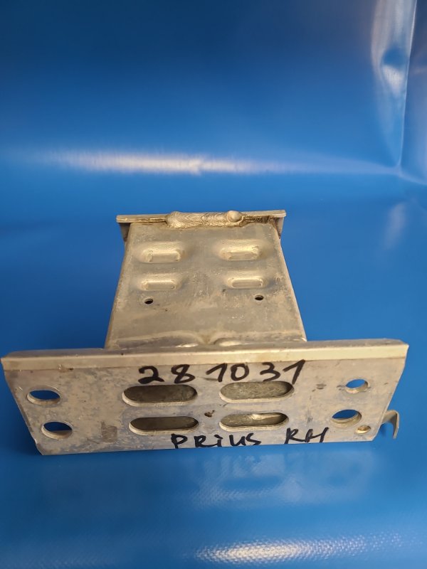 Front bumper reinforcement bracket TOYOTA PRIUS - 30 09-17 Right Front.