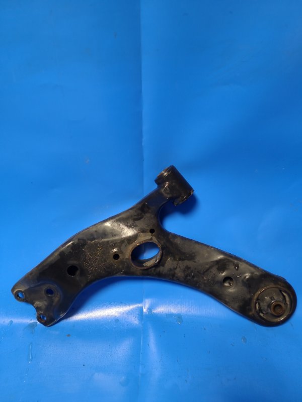 Lower front suspension arm TOYOTA AURIS 06-12 Left. Front.