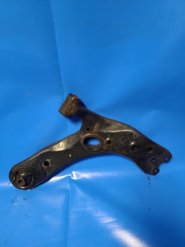 Front lower suspension arm TOYOTA PRIUS - 30 09-17 Right. Front.