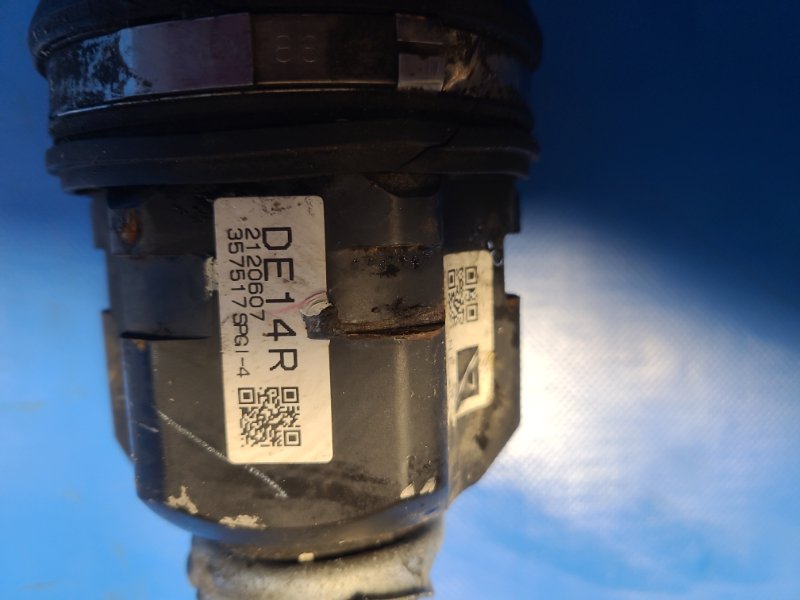 Front-wheel drive TOYOTA PRIUS PLUS 11-14 Right.