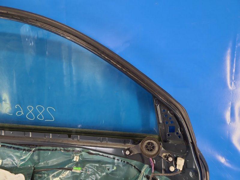 Door TOYOTA RAV4 05-12 Left. Front.