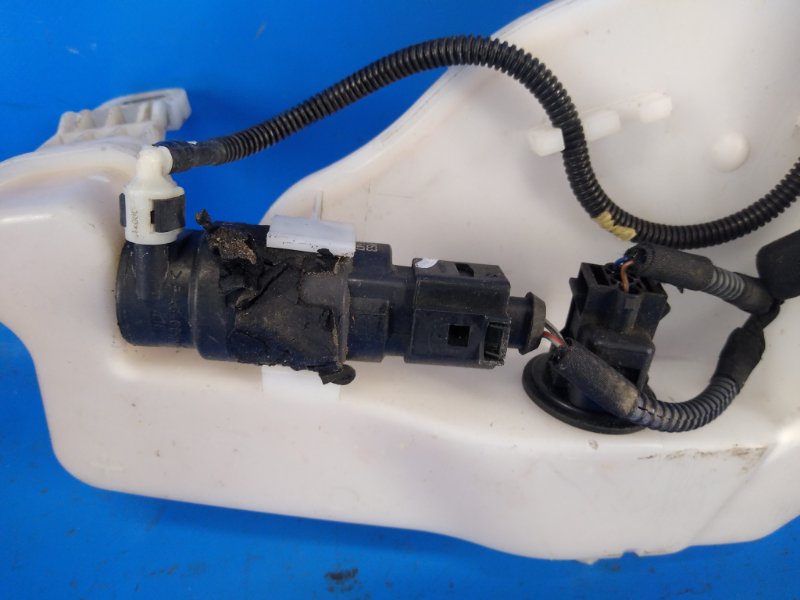 Windscreen washer reservoir AUDI A6 (C7) 11-18 2011