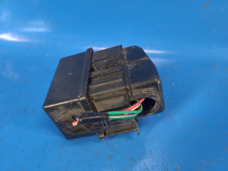 Engine compartment fuse box for a 2013 Chrysler 200 10-14
