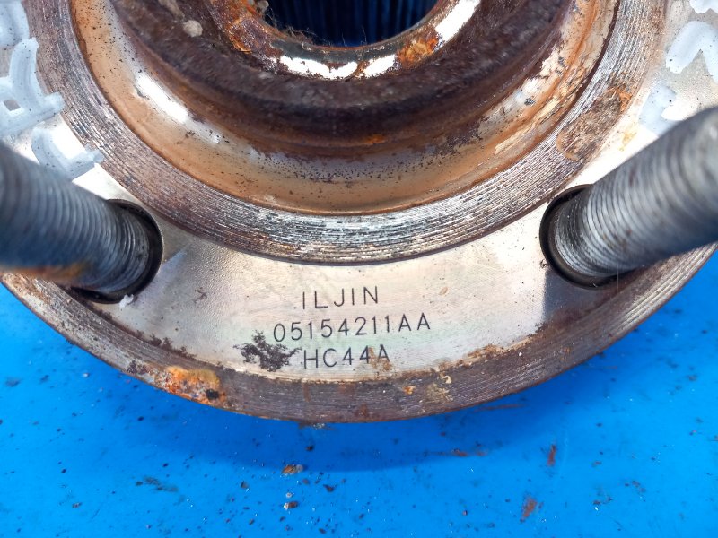 Hub CHRYSLER 200 10-14 2012 Left. Front.