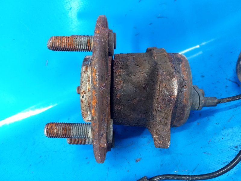 Hub CHRYSLER 200 10-14 2013 Right. Rear