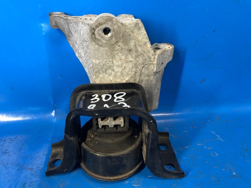Upper engine mount NISSAN SENTRA B17 12-21 2013 Right.