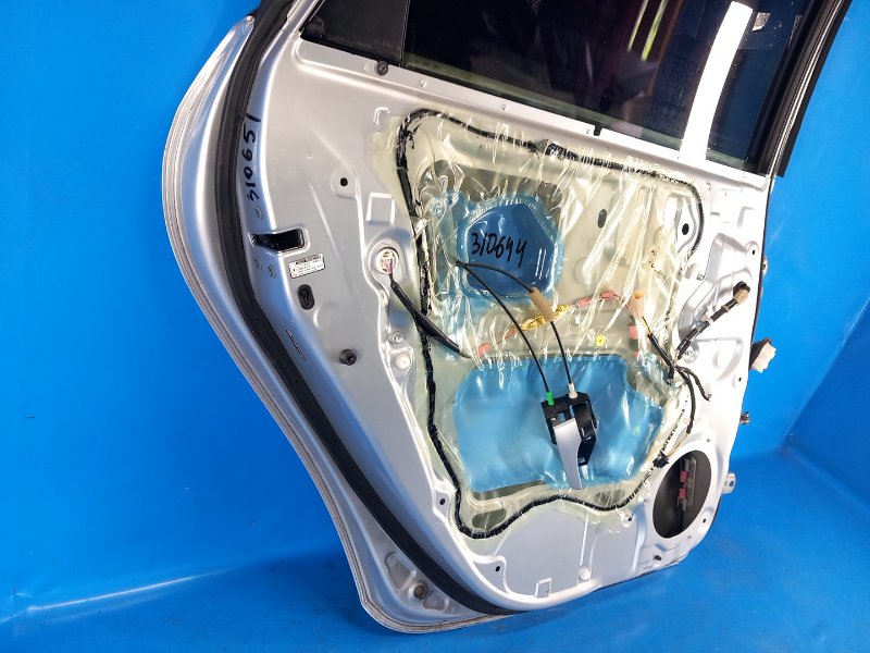 Door TOYOTA PRIUS - 30 09-17 2010 Left. Rear.