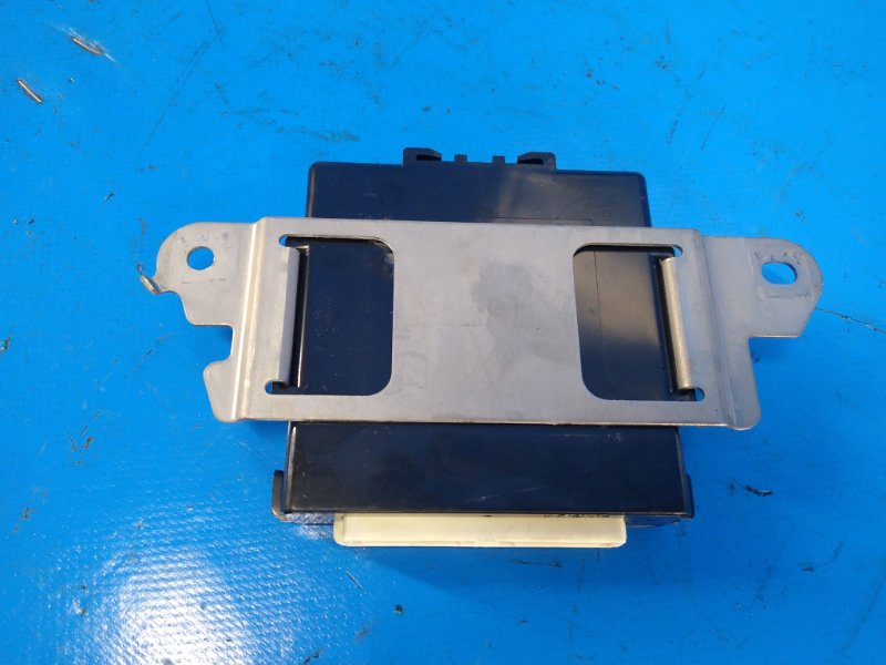 Central locking control unit for Toyota Prius - 20 03-11 2006