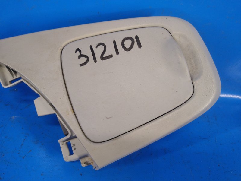 Glove compartment between the seats of the Toyota Prius - 09/30-17/2010