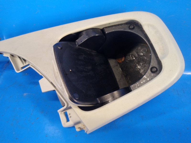 Glove compartment between the seats of the Toyota Prius - 09/30-17/2010
