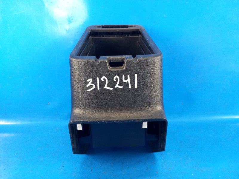 Mitsubishi Outlander GF 12-2013 glove compartment between the seats
