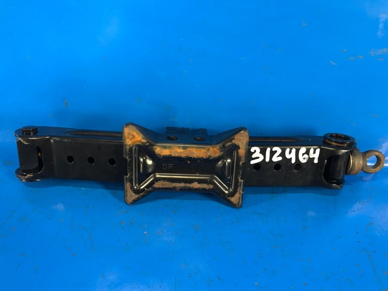 Toyota Prius Plus jack 11-14 2013