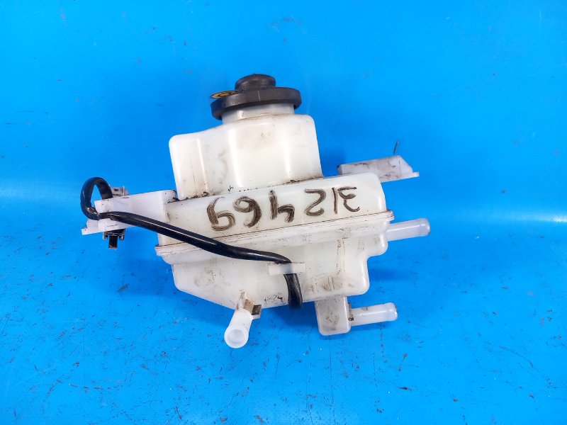 Brake Master Cylinder Reservoir for Toyota Prius Plus 11-14 2013