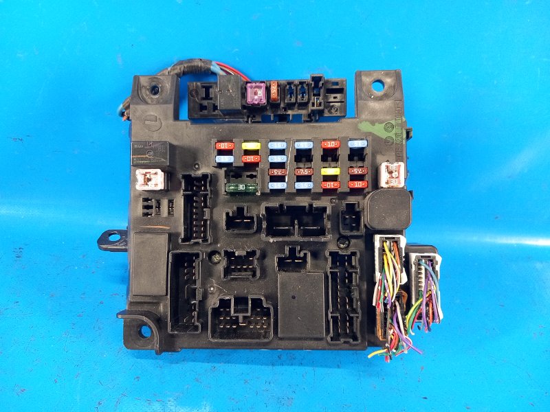 Engine compartment fuse box for a 2011 Mitsubishi Outlander XL 05-13