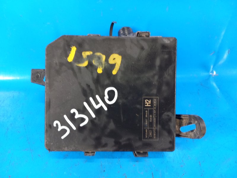 Engine compartment fuse box for a Nissan Sentra B17 12-21 2015