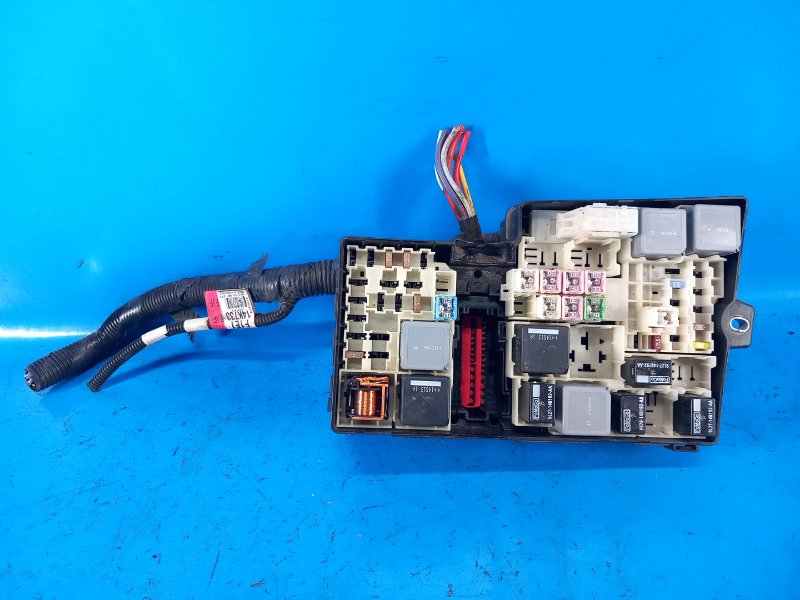 Engine compartment fuse box for a 2015 Ford Focus 10-18