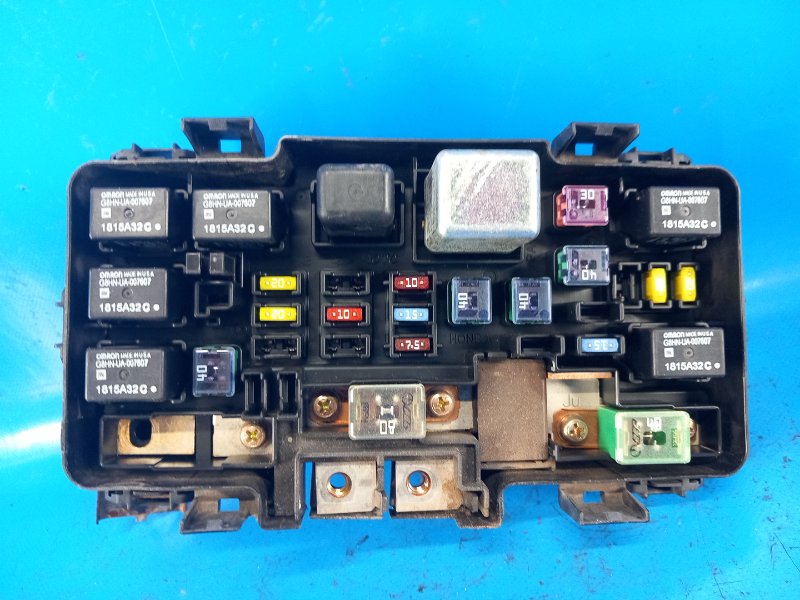 Engine compartment fuse box for a Honda Civic ES 00-05 2005