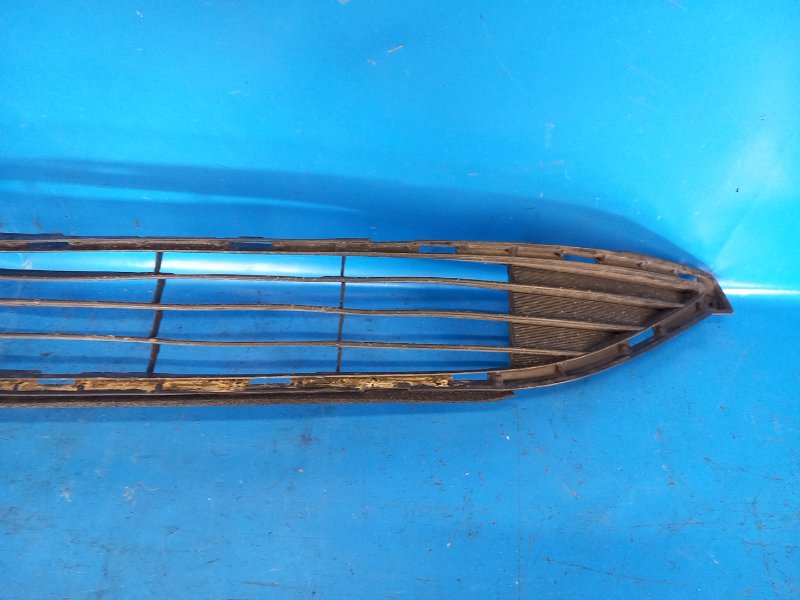 Front bumper grille for the 2017 Toyota Prius 16