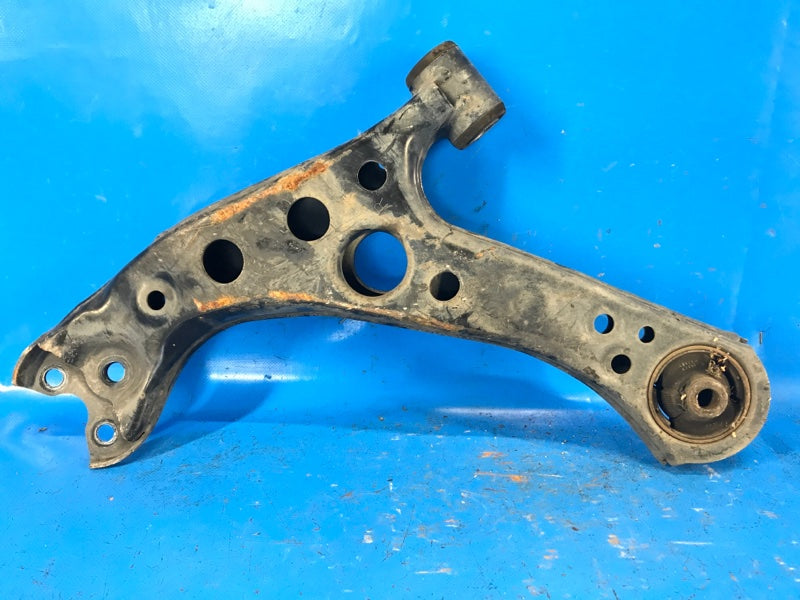 Front lower control arm for Toyota Prius 2016