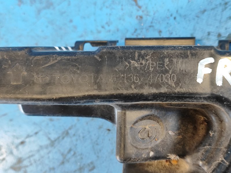 Front bumper bracket TOYOTA PRIUS 16- Right.