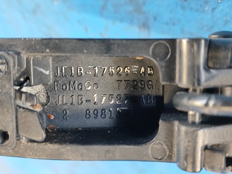 Front windshield wiper arm FORD EXPEDITION 17- 2018 Right.