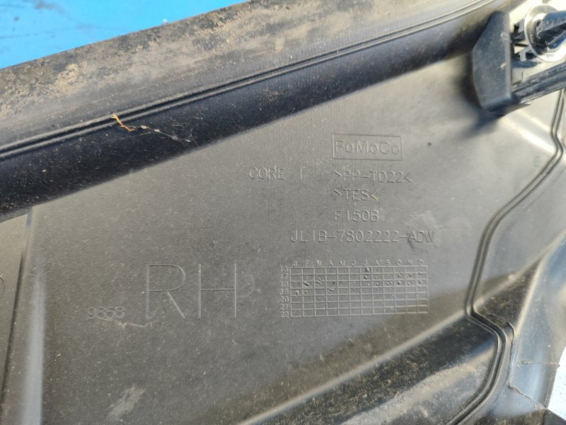 Plastic windshield trim / Ford Expedition 17-2018