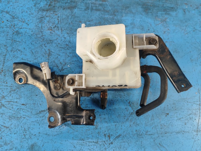 Brake master cylinder reservoir for Toyota Prius - 30 09-17