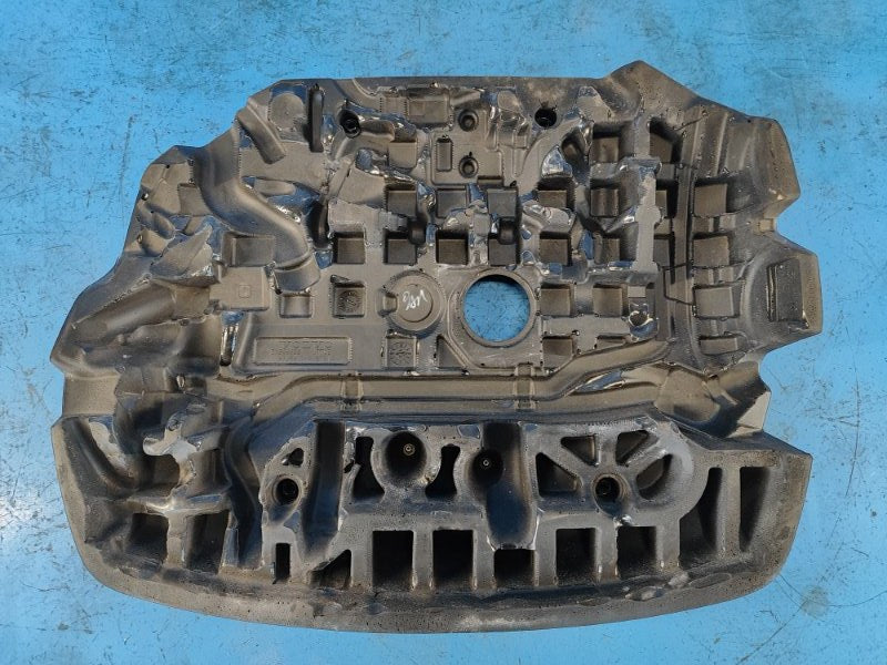 Decorative engine cover for Volvo XC70 07-16
