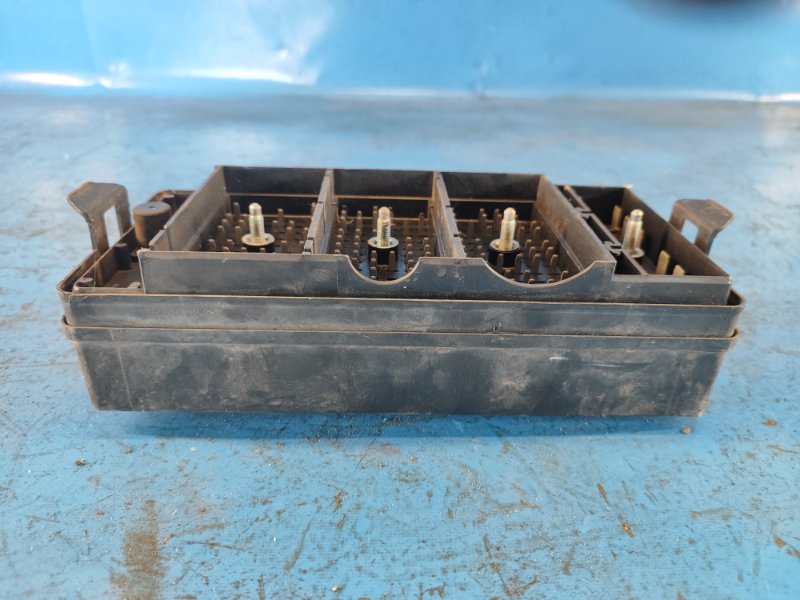 Fuse box engine compartment FORD MUSTANG 15-