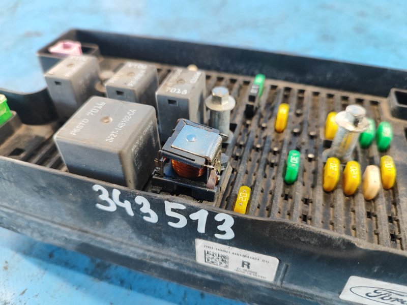 Fuse box engine compartment FORD MUSTANG 15-