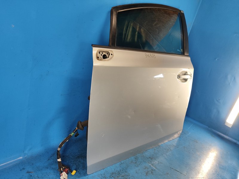 Door TOYOTA PRIUS PLUS 11-14 Left. Front.