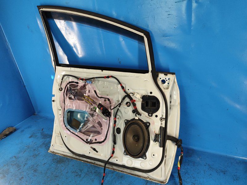 Door TOYOTA PRIUS PLUS 11-14 Left. Front.