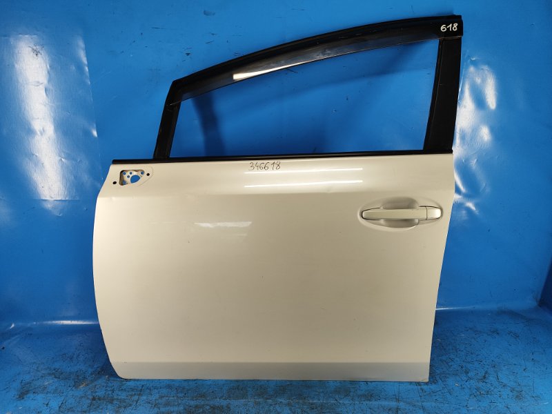 Door TOYOTA PRIUS PLUS 11-14 Left. Front.