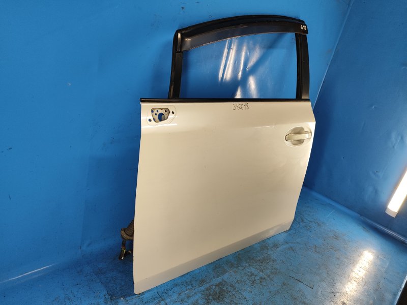Door TOYOTA PRIUS PLUS 11-14 Left. Front.