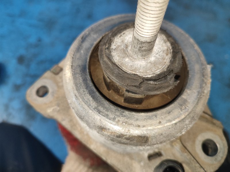 Lower engine mount FORD MUSTANG 15- Right.
