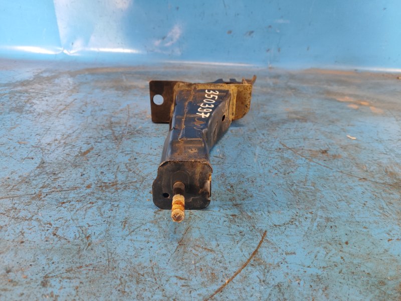 Front bumper reinforcement bracket VOLVO XC70 07-16 Right.