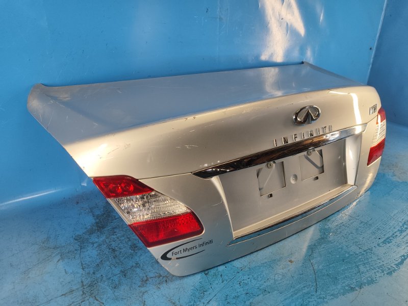 Trunk lid INFINITI M25/M37/M56/Q70/M35H 10-16