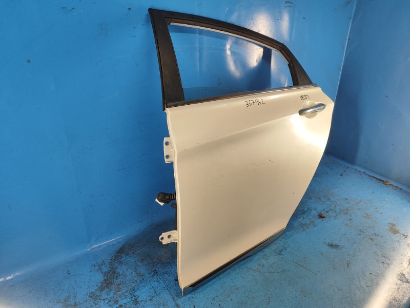 Door HYUNDAI SONATA YF 10-14 2012 Left. Rear.