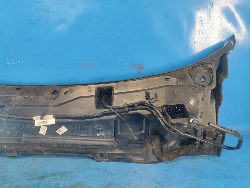 Plastic windshield trim / Jabot LAND ROVER DISCOVERY Sport 15-19