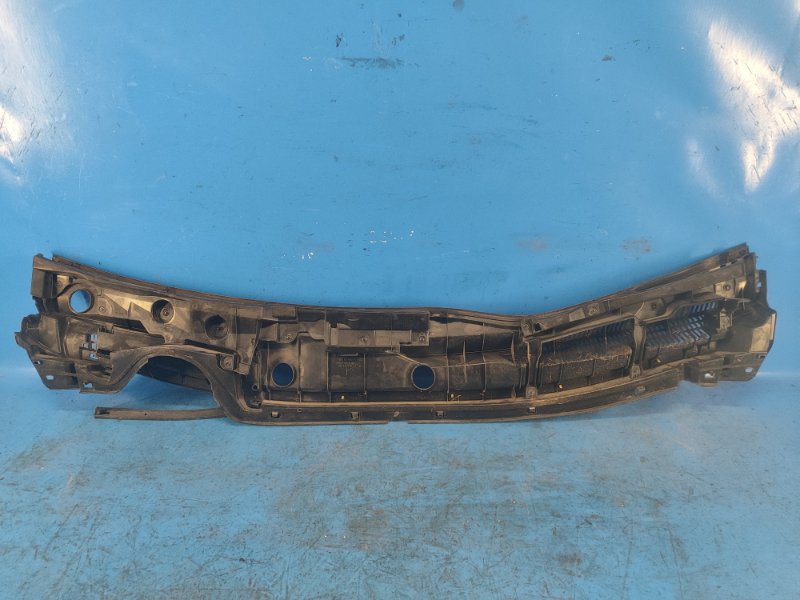 Plastic under the windshield / Frog for Toyota Prius - 30 09-17