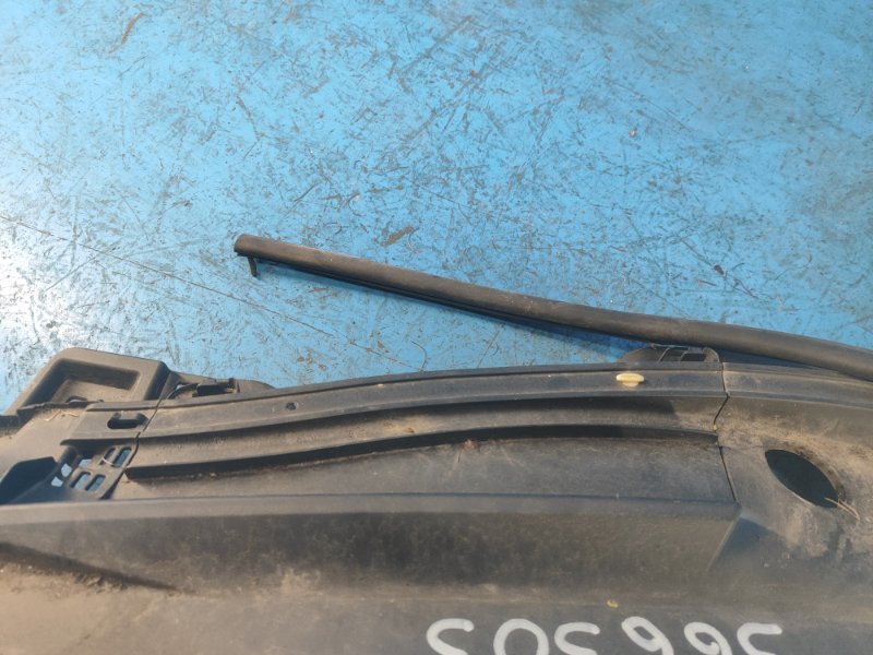 Plastic under the windshield / Frog for Toyota Prius - 30 09-17