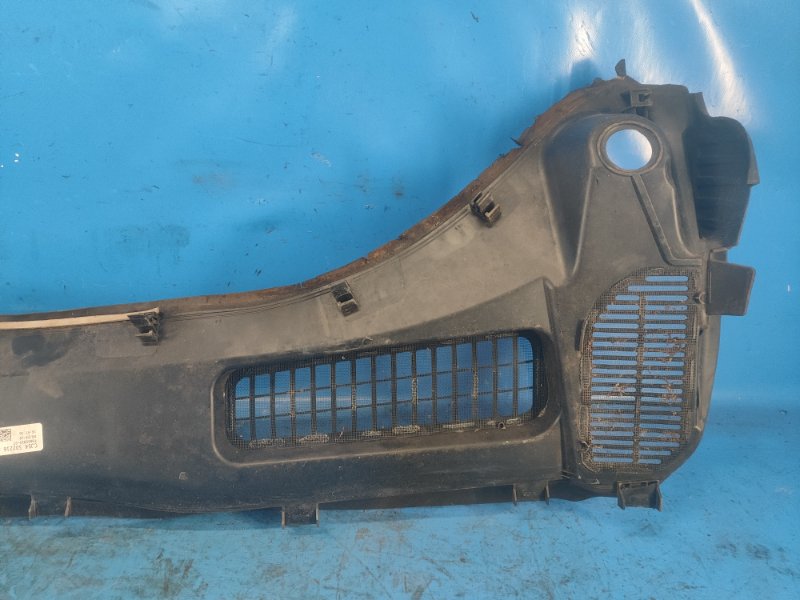 Plastic windshield trim / Ford Escape 12-19